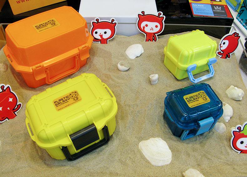 Small waterproof cases with handles
