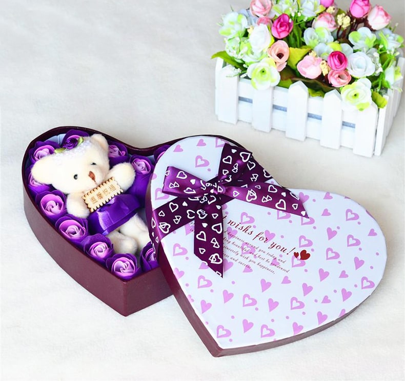 Cardboard heart shaped box for Valentine's Day flower gifting
